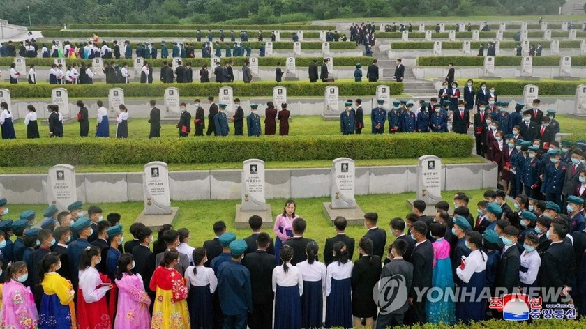Thanh niên Triều Tiên tham gia các sự kiện kỷ niệm Ngày Thanh niên với hoạt động tham quan các di tích lịch sử ở Bình Nhưỡng. Ảnh: KCNA (cung cấp ngày 1/9/2021).