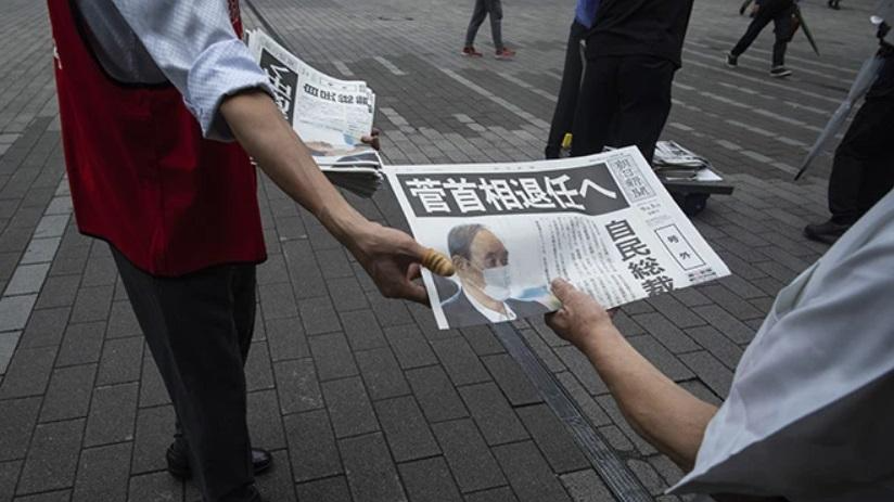Số báo có thông báo của Thủ tướng Yoshihide Suga về việc không ứng cử vào vị trí lãnh đạo của đảng cầm quyền ngày 3/9. Ảnh: AP