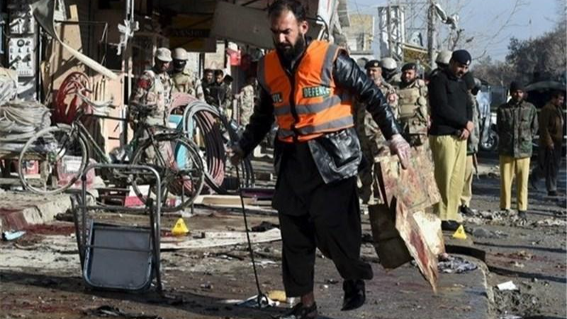 Nhân viên cứu hộ dọn dẹp hiện trường sau vụ đánh bom liều chết ở Quetta sáng 5/9/2021. 