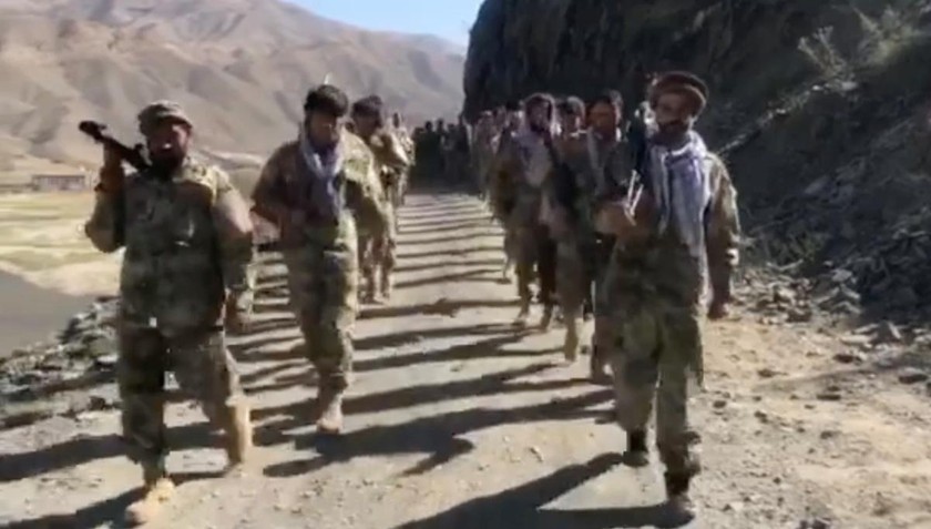 Quân kháng chiến chống Taliban ở Thung lũng Panjshir, Afghanistan. Ảnh: Reuters (cắt từ video ngày 25/8/2021).