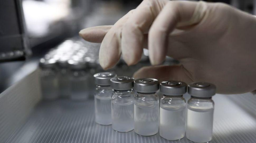 Một nhân viên xử lý các lọ chứa CoronaVac, vaccine phòng COVID-19 của Công ty Sinovac Biotech tại Viện Y sinh Butantan ở Sao Paulo, Brazil. Ảnh: Reuters (chụp ngày 12/1/2021) REUTERS