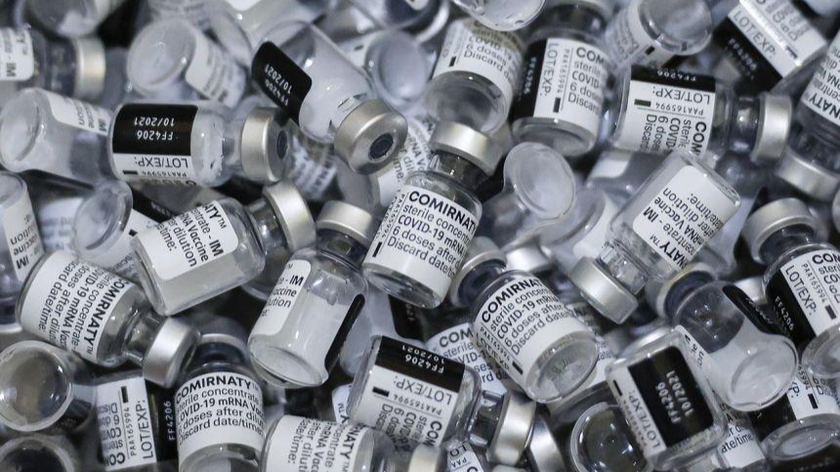 Hàng triệu liều vaccine phòng COVID-19 đã bị vứt bỏ vì nhiều nguyên nhân. Ảnh: StraitsTimes