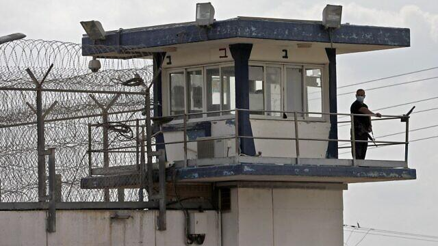 Một tháp quan sát tại nhà tù Gilboa. Ảnh: AFP (chụp ngày 6/9/2021, sau khi sáu tù nhân an ninh Palestine trốn thoát khỏi cơ sở này)