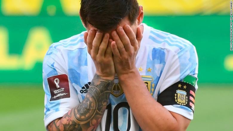 Lionel Messi trước khi trận đấu vòng loại World Cup giữa Brazil và Argentina ở São Paulo bị cơ quan y tế Brazil đình chỉ thi đấu.