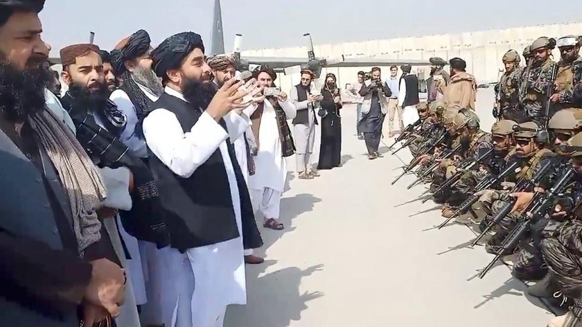Phát ngôn viên của Taliban Zabihullah Mujahid nói chuyện với đơn vị quân đội Badri 313 tinh nhuệ tại sân bay Kabul. Ảnh: Reuters
