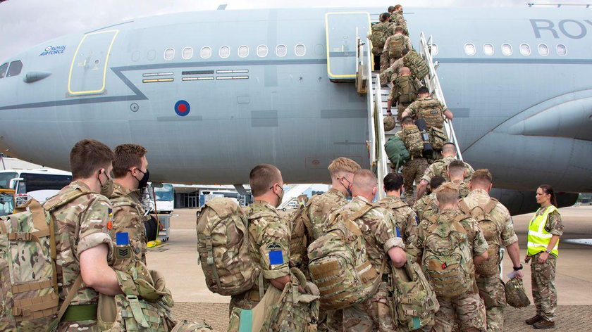 Các quân nhân lên máy bay của Không quân Hoàng gia Anh (RAF) tại căn cứ RAF Brize Norton, để lên đường đến Afghanistan hỗ trợ các công dân Anh rời đất nước, ngày 14/8/2021. Ảnh: RAF (phát trên Reuters)