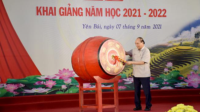 Chủ tịch nước Nguyễn Xuân Phúc đánh trống khai giảng năm học mới 2021 - 2022.