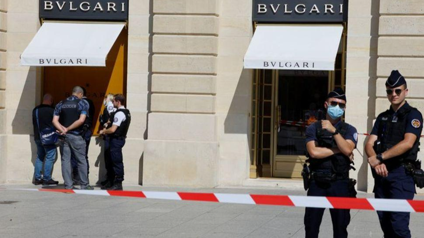 Cảnh sát Pháp đứng trước cửa hàng trang sức Bvlgari sau vụ cướp tại Place Vendome ở Paris ngày 7/9/2021. Ảnh: Reuters
