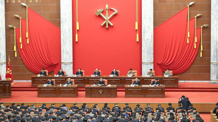 Cuộc họp mở rộng lần thứ ba của Bộ Chính trị Ủy ban Trung ương Đảng Lao động Triều Tiên tại Bình Nhưỡng ngày 2/9/2021. Ảnh: KCNA (phát qua Reuters)