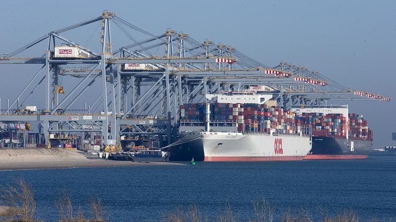 Các con tàu chất đầy container được cập cảng Euromax ở cảng Maasvlakte của Rotterdam, Hà Lan. Ảnh: AP (chụp ngày 14/2/2017)
