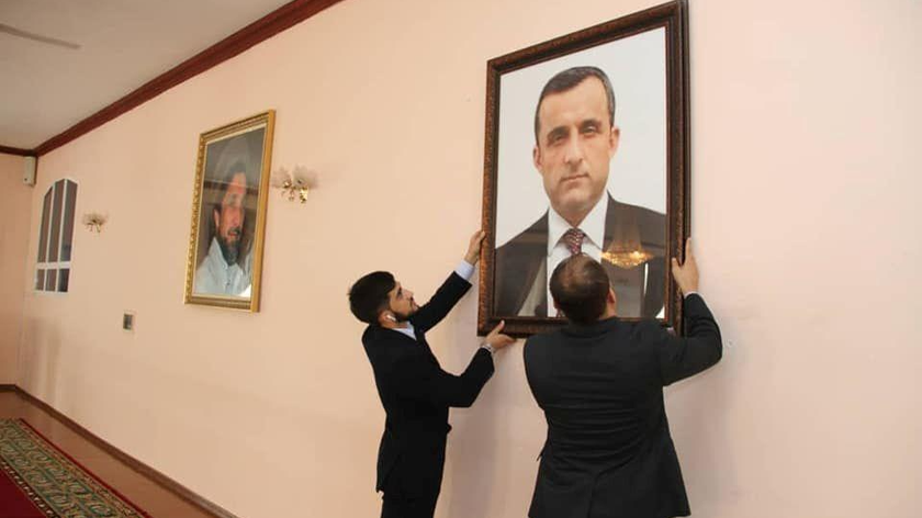 Nhân viên Đại sứ quán Afghanistan ở Dushanbe (Tajikistan) treo bức chân dung của Phó Tổng thống thứ nhất Afghanistan Amrullah Saleh, người tự xưng là "Tổng thống tạm quyền hợp pháp". Ảnh: Đại sứ quán Cộng hòa Hồi giáo của Afghanistan tại Dushanbe công bố ngày 18/8/2021 phát qua REUTERS