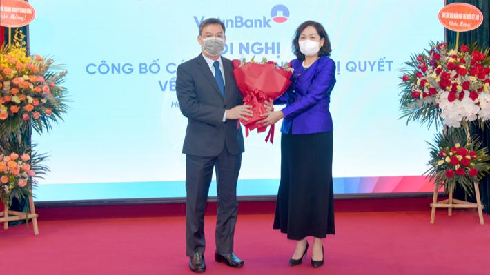 Thống đốc Ngân hàng Nhà nước Việt Nam Nguyễn Thị Hồng chúc mừng ông Trần Minh Bình.