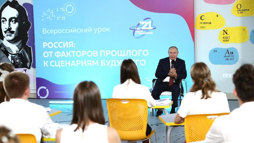 Tổng thống Putin nói chuyện lịch sử với các học sinh tại Trung tâm trẻ em Ocean ở thành phố Vladivostok, Viễn Đông vào ngày đầu tiên đi học. Ảnh: Kremlin.ru