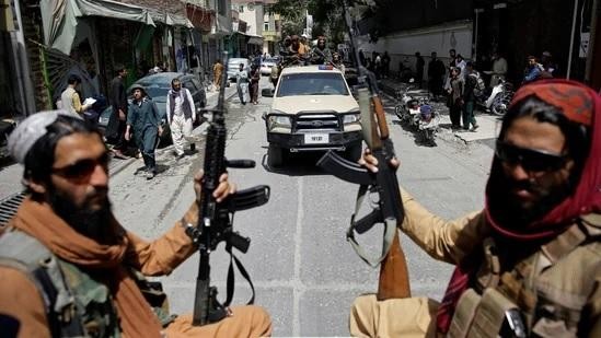 Các chiến binh Taliban trên đường phố ở Kabul. Ảnh: AP (chụp ngày 29/8/2021)