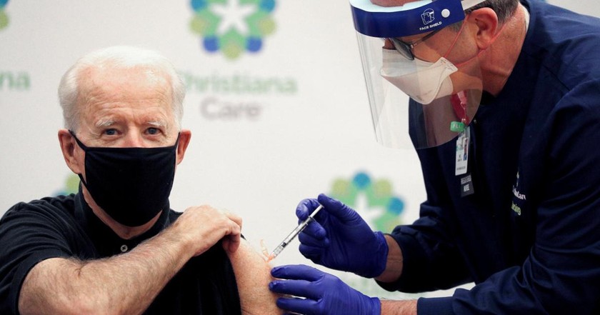 Tổng thống Joe Biden tiêm vaccine phòng OVID-19 tháng 1/2021. Ảnh: Reuters