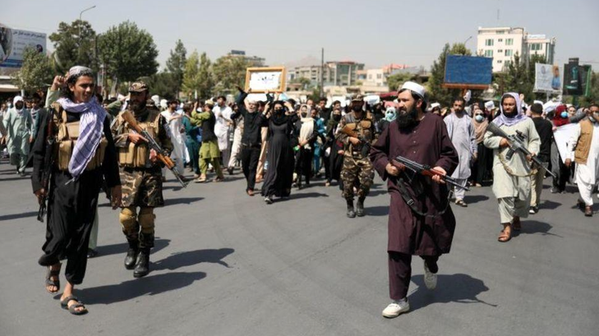 Lính Taliban đứng trước người biểu tình trong cuộc biểu tình chống Pakistan ở Kabul, Afghanistan, ngày 7/9/2021. Ảnh: WANA (Thông tấn xã Tây Á) thông qua Reuters