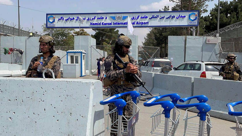 Lực lượng Taliban đứng gác tại cổng vào của Sân bay Quốc tế Hamid Karzai một ngày sau khi quân đội Mỹ rút quân khỏi Afghanistan. Ảnh: REUTERS