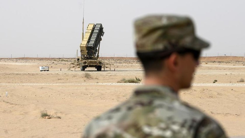 Thành viên Lực lượng Không quân Hoa Kỳ đứng gần một khẩu đội tên lửa Patriot tại Căn cứ Không quân Hoàng tử Sultan ở Ả Rập Xê Út. Ảnh: AP (chụp ngày 20/2/2020)