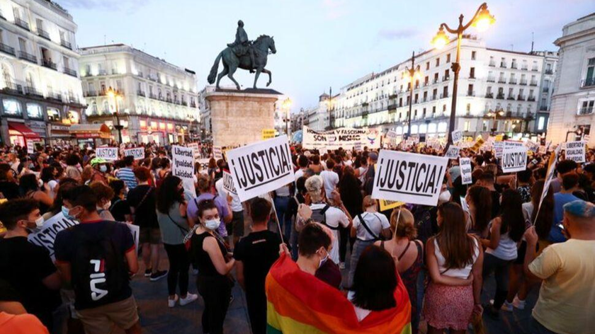 Các nhà hoạt động vì quyền của cộng đồng LGBT và những người ủng hộ giơ cao các tấm biển ghi "Công lý" trong cuộc biểu tình chống lại tội ác đối với người đồng tính, tại quảng trường Puerta del Sol ở Madrid, Tây Ban Nha. Ảnh: Reuters (chụp ngày 8/9/2021)