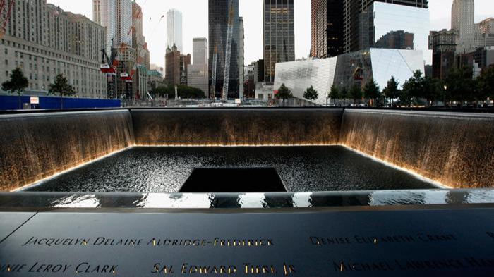 Hồ vuông trong khu vực số 0 nơi có bảng đồng ghi tên các nạn nhân của vụ khủng bố 11/9 vào Trung tâm thương mại Thế giới tại New York (Mỹ).