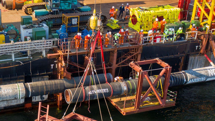 Các chuyên gia thực hiện cột trên mặt nước trong khi hoàn thành việc xây dựng đường ống dẫn khí đốt dưới đáy biển trong Dự án Dòng chảy Phương Bắc 2 ở Biển Baltic. Ảnh: Nord Stream 2 phát qua REUTERS (chụp ngày 8/9/2021. 