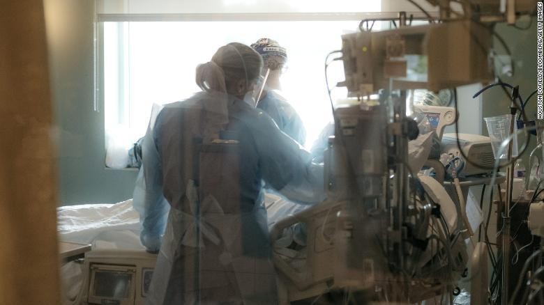 Các y tá kiểm tra một bệnh nhânCOVID-19 ở ICU tại Bệnh viện NEA Baptist Memorial (Jonesboro, Arkansas, Mỹ).