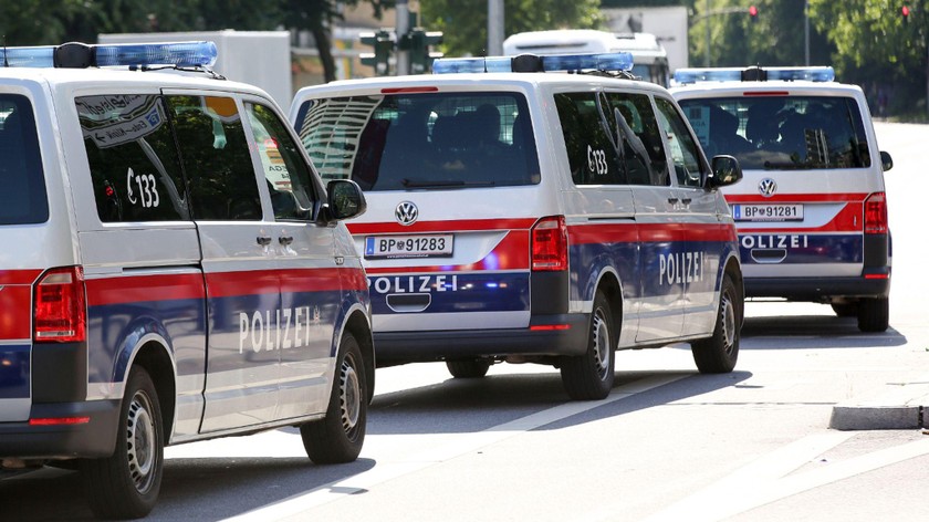 Cảnh sát đến hiện trường sau khi phát hiện người phụ nữ bị ướp xác giấu trong tầng hầm của một khu đất ở vùng Innsbruck-Land. Ảnh: Sky News