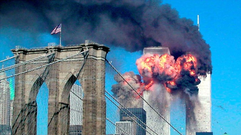 Tòa tháp thứ hai của Trung tâm Thương mại Thế giới bốc cháy sau khi bị một chiếc máy bay không tặc đâm vào ở New York, Hoa Kỳ, ngày 11/9/2001. Ảnh: REUTERS
