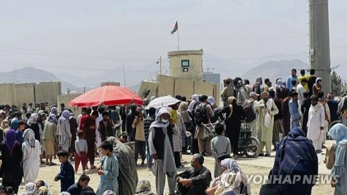 Người dân Afghanistan tụ tập bên ngoài sân bay quốc tế ở Kabul với hy vọng được sơ tán. Ảnh: AP (chụp ngày 17/8/2021, phát qua Yonhap)