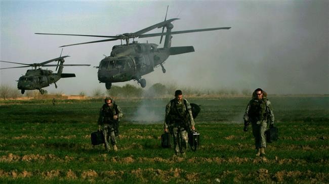 Lực lượng đặc biệt của quân đội Mỹ trên cánh đồng khi trực thăng Blackhawk chở các sĩ quan NATO hạ cánh xuống khu phố Balakino Bazar của thị trấn Marjah, miền nam Afghanistan. Ảnh: AFP (chụp ngày 24/2/2010)