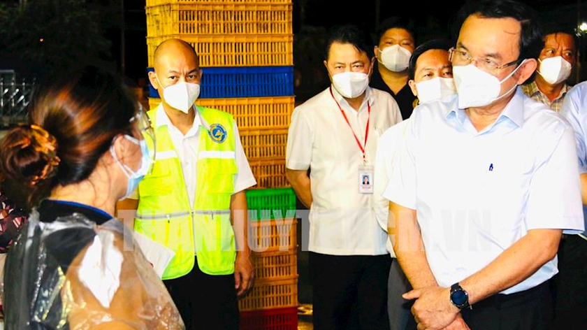 Bí thư Thành ủy TP HCM Nguyễn Văn Nên thăm các tiểu thương Chợ đầu mối Bình Điền trong ngày hoạt động trở lại.
