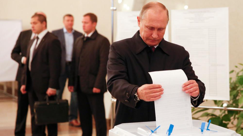 Tổng thống Nga Vladimir Putin bỏ lá phiếu của mình tại một điểm bỏ phiếu trong cuộc bầu Duma Quốc gia ở Moscow vào ngày 18/9/2016. Ảnh: AFP/GETTY IMAGES