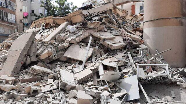 Hiện trường tòa nhà chung cư bị sập ở Holon vào ngày 12/9/2021. Ảnh: Dịch vụ cứu hỏa và cứu hộ