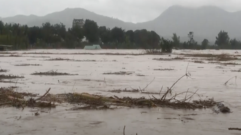 Bão số 5 gây mưa lớn nhiều sông, suối trên địa bàn tỉnh Kon Tum dâng cao, nước chảy mạnh.