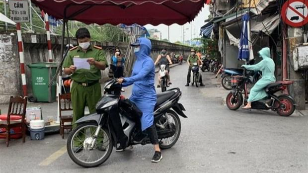 Lực lượng công an kiểm tra giấy tờ của người dân tại chốt cửa khẩu Hàm Tử Quan. Ảnh: Văn Cảnh/TTXVN