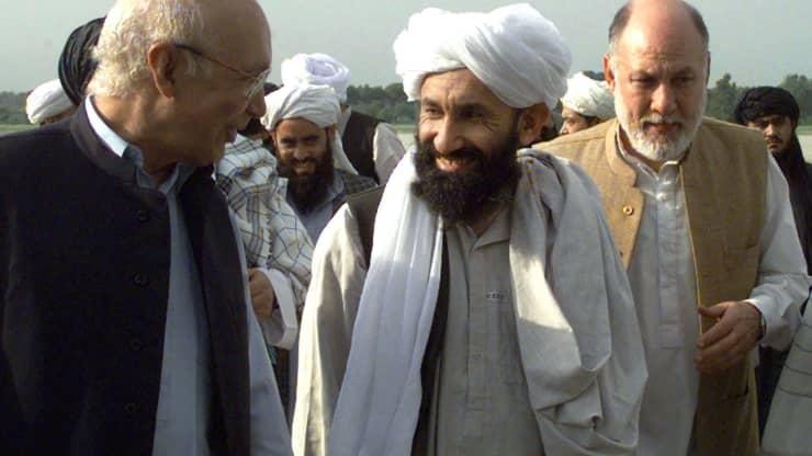 Ông Mullah Mohammad Hassan Akhund (giữa). Ảnh: Reuters (chụp năm 1999).