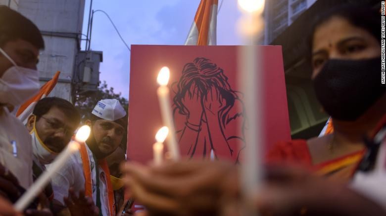 Những người biểu tình tổ chức một buổi cầu nguyện dưới ánh nến ở Mumbai sau vụ cưỡng hiếp tập thể tàn bạo một phụ nữ Dalit ở bang Uttar Pradesh vào ngày 2/10/2020. Ảnh: CNN