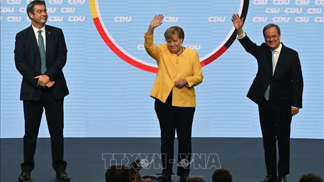 Chủ tịch CSU Markus Soder, Thủ tướng Đức Angela Merkel và Chủ tịch CDU Armin Laschet tại sự kiện chính thức "khai hoả" chiến dịch tranh cử nước rút ở thủ đô Berlin ngày 21/8/2021. 