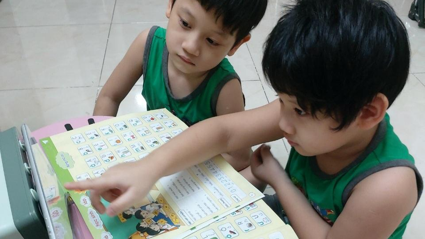 Nhiều học sinh tiểu học của Tây Ninh chưa có trang thiết bị học trực tuyến. Ảnh: Thanh Hải