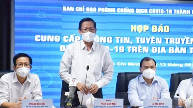 Chủ tịch UBND TP HCM Phan Văn Mãi phát biểu tại buổi họp báo.