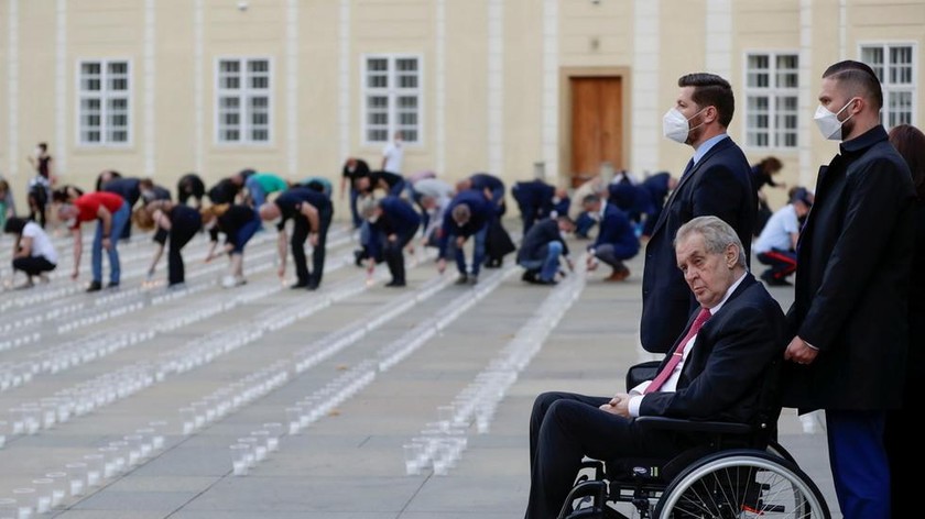 Tổng thống CH Czech Milos Zeman đang phải ngồi xe lăn. Ảnh: REUTERS