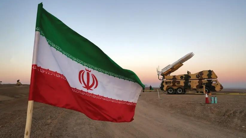Quốc kỳ Iran được chụp gần một tên lửa trong một cuộc diễn tập quân sự với sự tham gia của các đơn vị phòng không của Iran. Ảnh: WANA (Thông tấn xã Tây Á phát qua Reuters)
