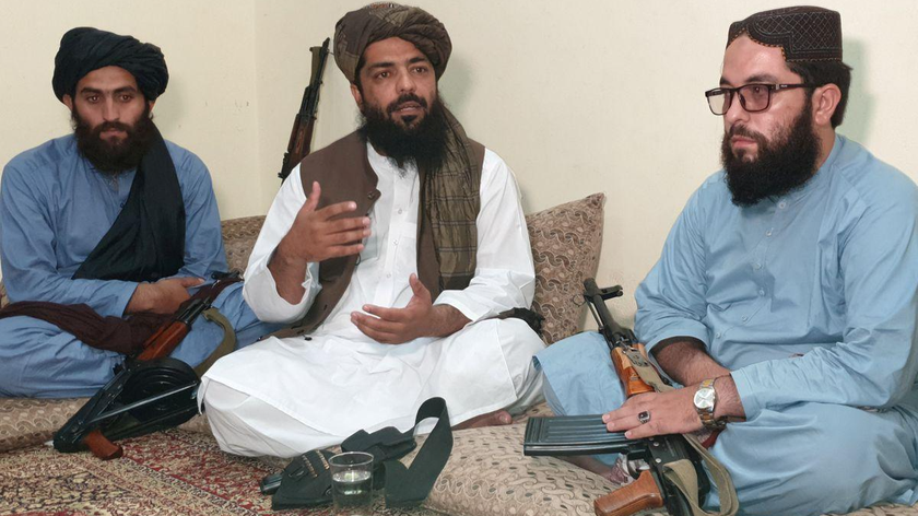 Waheedullah Hashimi (giữa), nói chuyện với Reuters trong cuộc phỏng vấn tại một địa điểm không được tiết lộ gần biên giới Afghanistan-Pakistan ngày 17/8/2021.