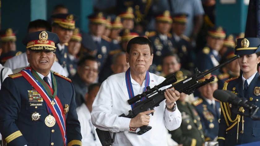 Tổng thống Philippines Rodrigo Duterte cầm một khẩu súng bắn tỉa Galil trong lễ bàn giao nhiệm vụ Cảnh sát trưởng Quốc gia ở Trại Crame, Thành phố Quezon (Thủ đô Manila, Philippines). Ảnh: REUTERS