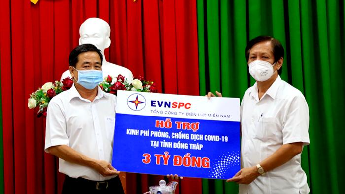 Lãnh đạo Cty Điện lực Đồng Tháp đại diện Tổng Công ty Điện lực Miền Nam, trao bảng tượng trưng 03 tỷ đồng cho lãnh đạo Sở Tài chính.