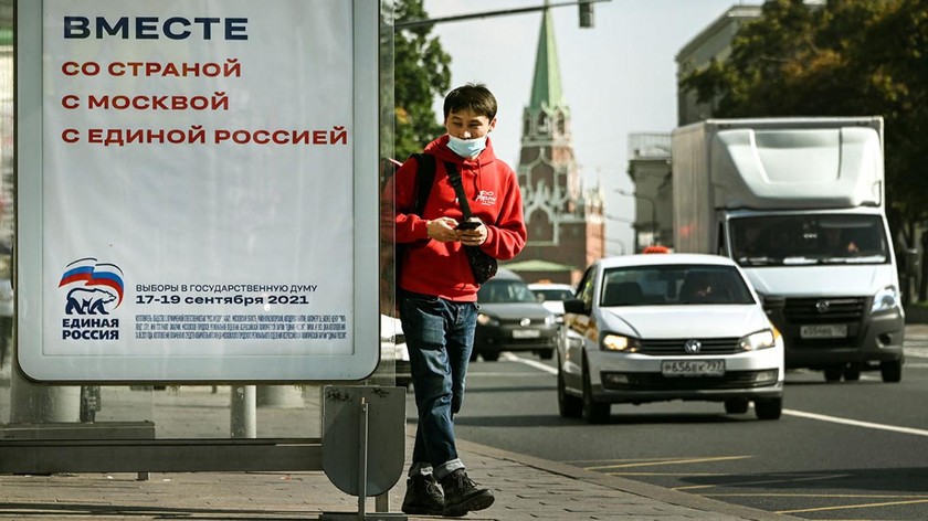 Áp phích chiến dịch vận động tranh cử của Đảng Nước Nga thống nhất có dòng chữ "Cùng với đất nước, với Moscow, với nước Nga thống nhất" ở trung tâm Moscow. Ảnh: AFP