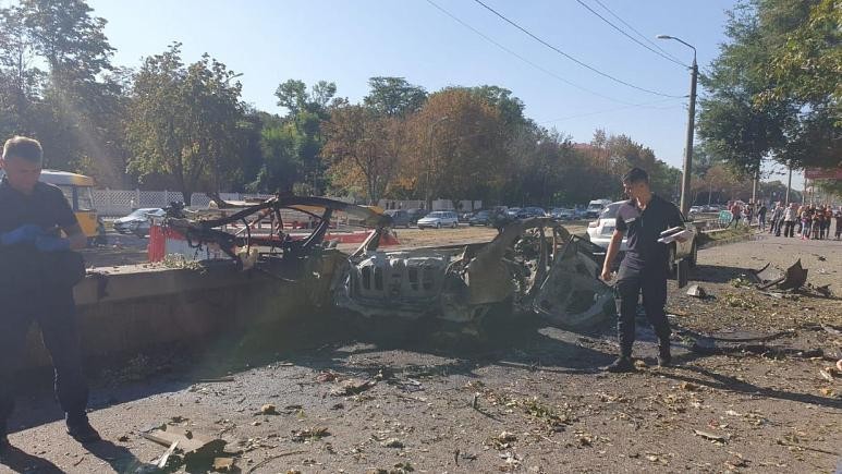 Hiện trường vụ nổ bom xe nghi là khủng bố xảy ra vào sáng 15/9 ở thành phố Dnipro, miền đông Ukraine. 