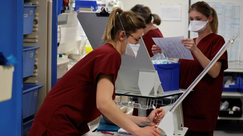 Nhân viên y tế làm việc trong Đơn vị Chăm sóc Đặc biệt (ICU), nơi điều trị bệnh nhân COVID-19 nặng tại bệnh viện Cambrai, Pháp. Ảnh: Reuters (chụp ngày 1/4/2021) 