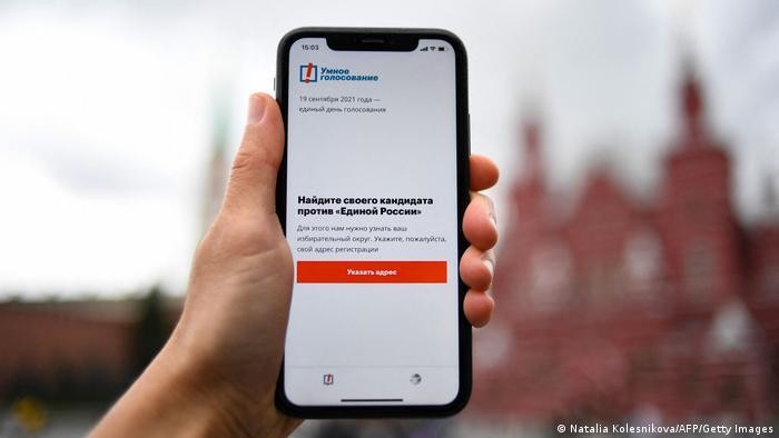 Ứng dụng Bỏ phiếu của Navalny đã bị gỡ bỏ khỏi các cửa hàng ứng dụng của Apple và Google vì vi phạm luật bầu cử của Nga. Ảnh: AFP