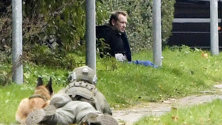 Cảnh sát theo dõi Peter Madsen khi bị bắt lại sau nỗ lực trốn thoát bất thành ở Albertslund, Đan Mạch. Ảnh: AP (Nils Meilvang/Ritzau Scanpix chụp ngày 20/10/2020)